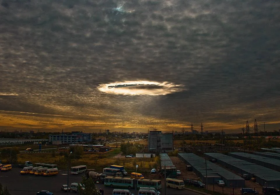 Uma nuvem em forma de OVNI é na verdade um fenômeno conhecido como Skypunch, que pode aparecer ocasionalmente em nuvens cirrocumulus ou altocumulus.