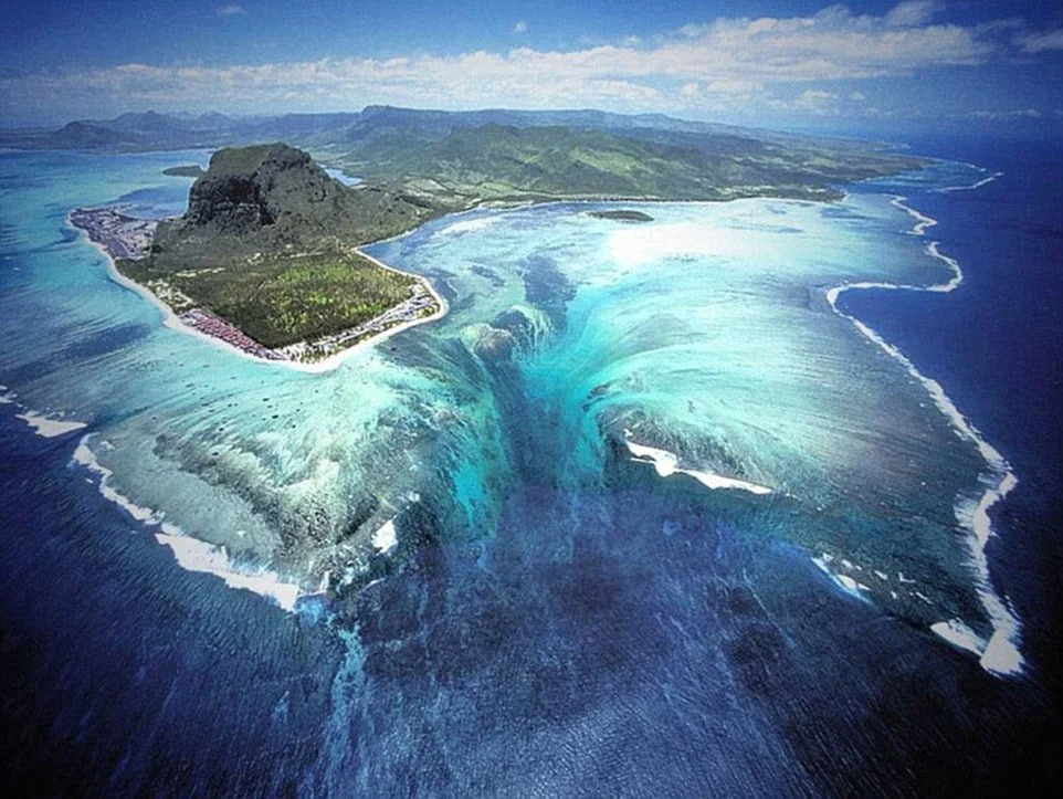 A ilha cai em uma ravina nas profundezas? Não, é uma ilusão causada pelas cores nos depósitos de areia e lodo.