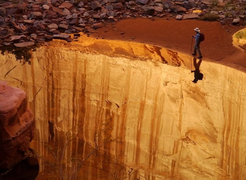 À beira do abismo? Não, caminhando vagarosamente ao longo do leito de um rio no Glen Canyon, em Utah, EUA.