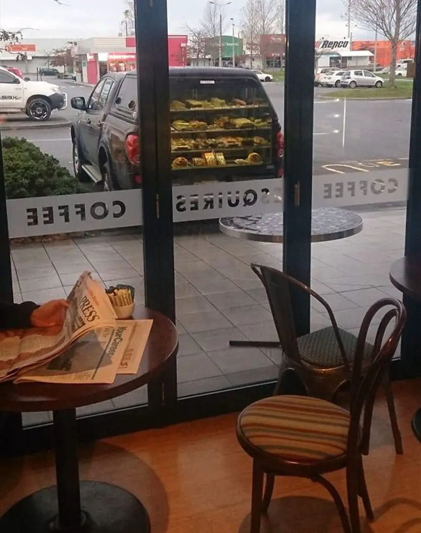 Uma carrinha cheia de pão? Não, apenas o reflexo na porta de vidro.