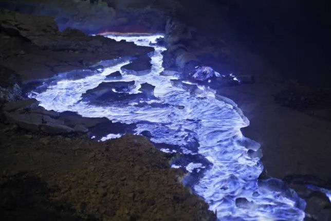 Um vulcão que expele lava azul. Como é possível?